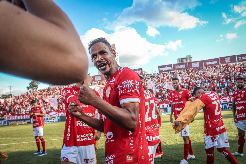 Vila Nova Vence Cl Ssico E Assume A Lideran A Do Goian O Atl Tico O