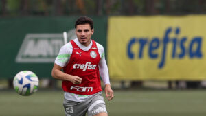 Raphael Veiga treina antes de enfrentar o Goiás