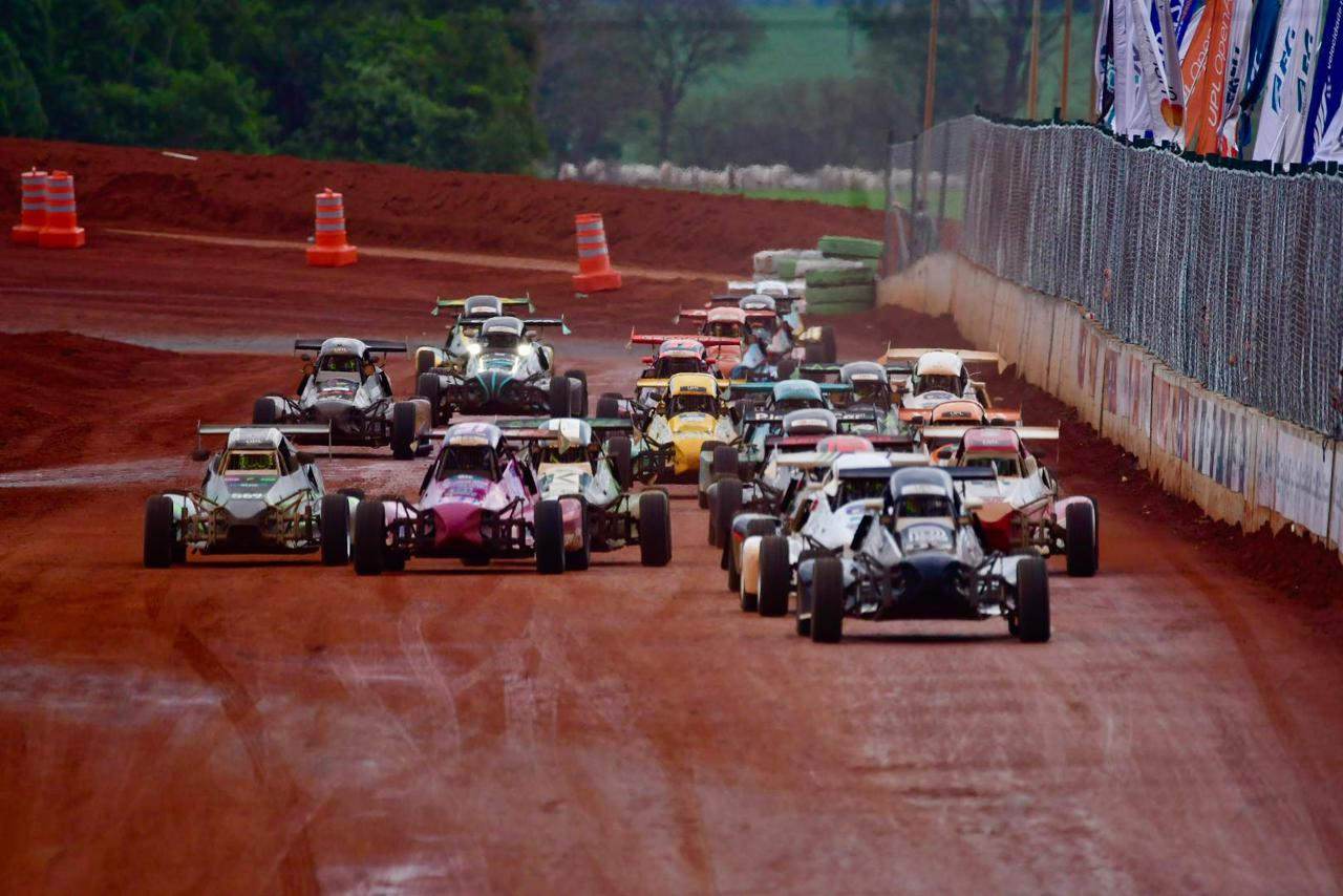 Disputa pelo título do Autocross está eletrizante.