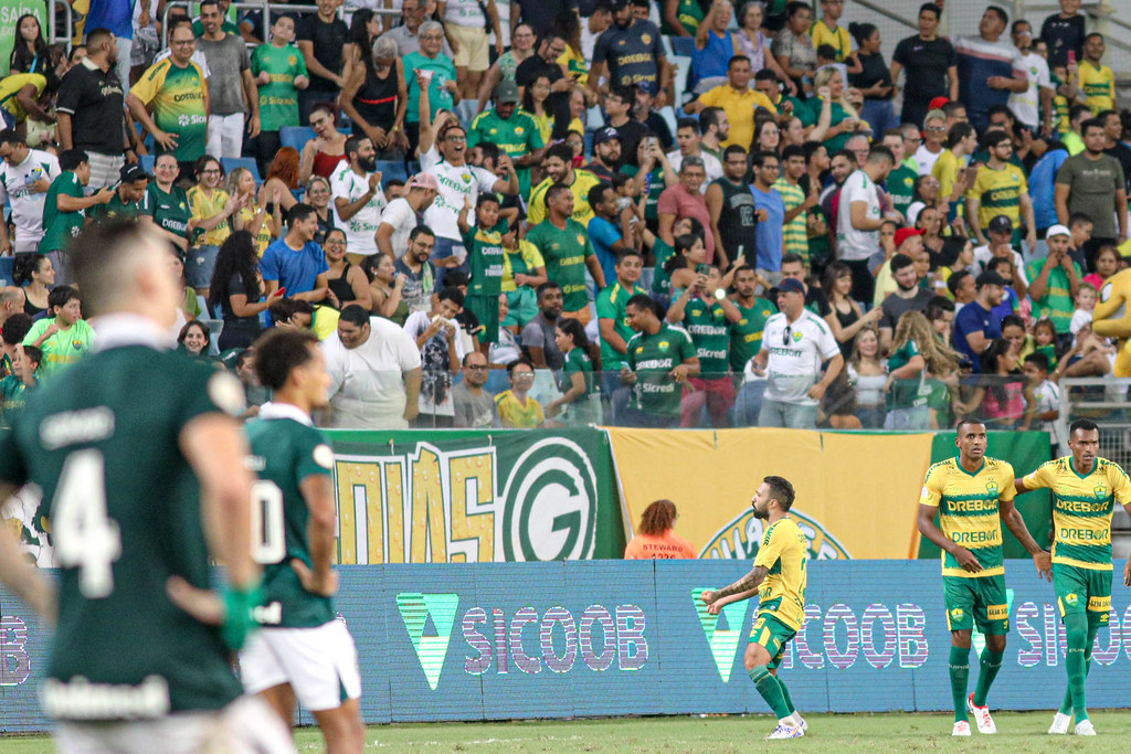 Clayson comemora p gol de empate do Cuiabá contra o Goiás