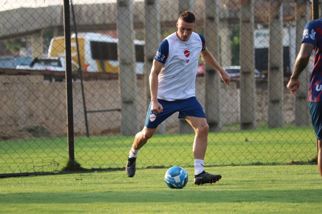 Zagueiro Eduardo Doma do Vila Nova à dispisição para o jogo contra o Guarani.