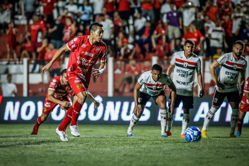 Vila Nova vence o Botafogo-SP por 3 a 1 e fica a três pontos do G4