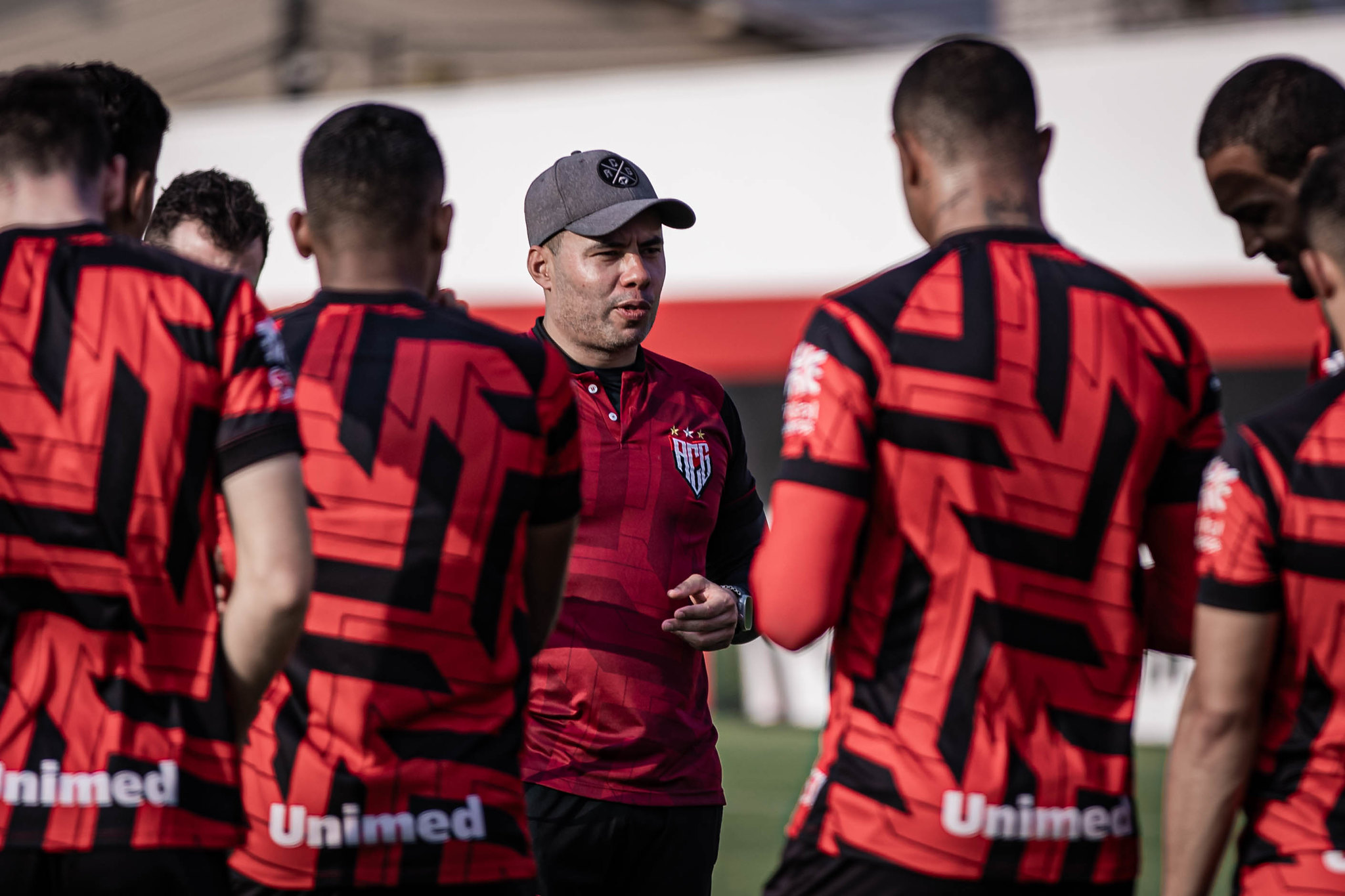 Jair Ventura orientando jogadores para o confronto contra o Ceará