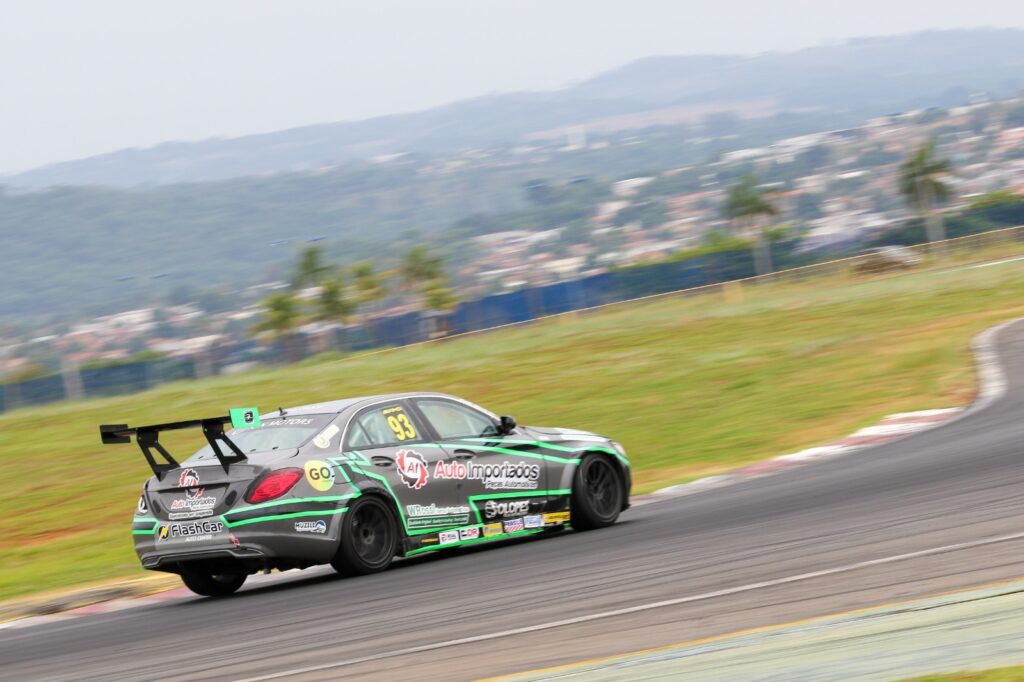 José Neto comemora pole em Goiânia