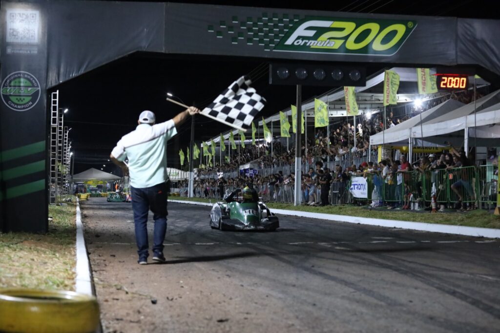 Douglas Rodrigues recebendo a bandeirada no GP de Valparaíso de Goiás