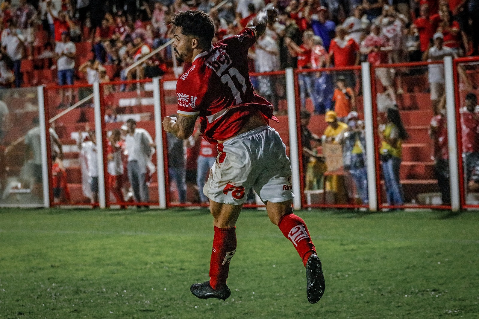 Alesson comemora gol pelo Vila Nova contra a Jataiense