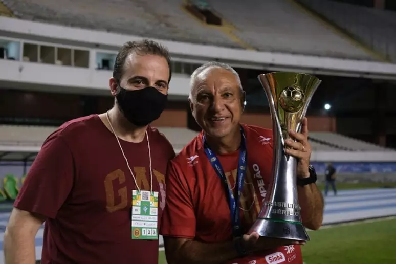 Márcio Fernandes comemorando o seu segundo título da Série pelo Vila Nova. Foto: Douglas Monteiro