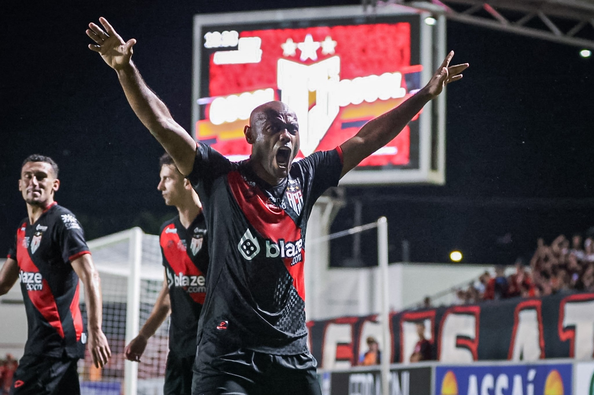 Vagner Love comemorou mais uma gol no Goianão