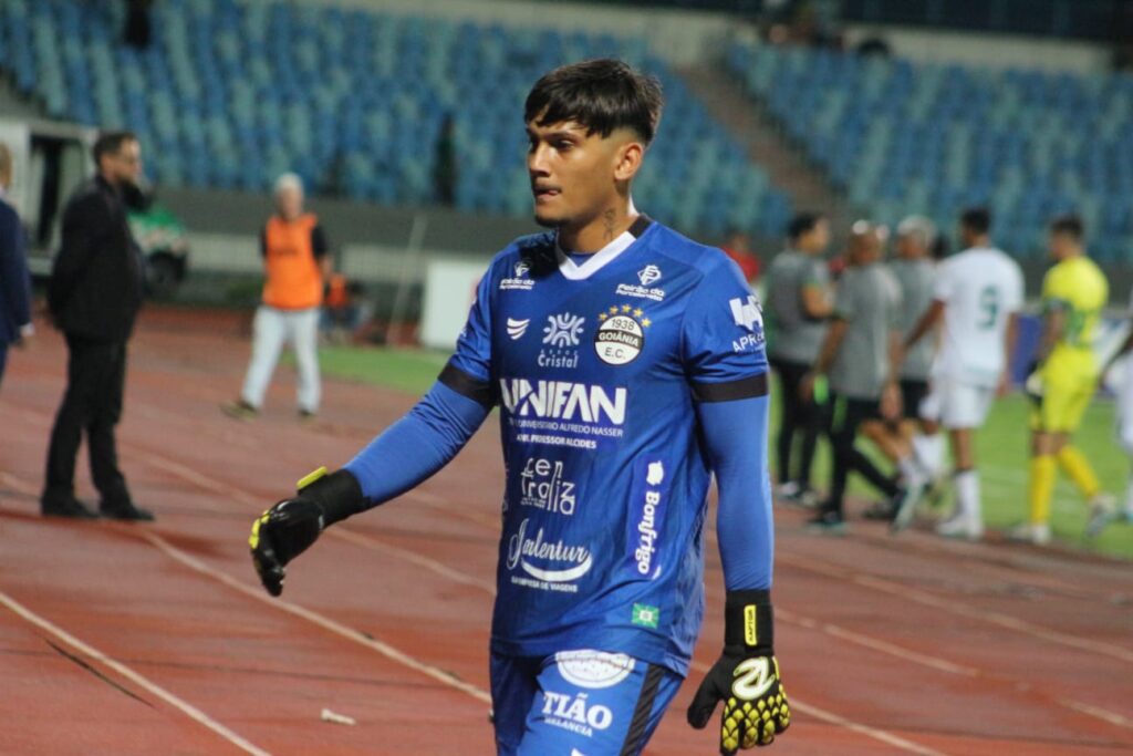 Goleiro Léo foi o destaque do jogo no Estádio Olímpico. Foto: Léo Iran