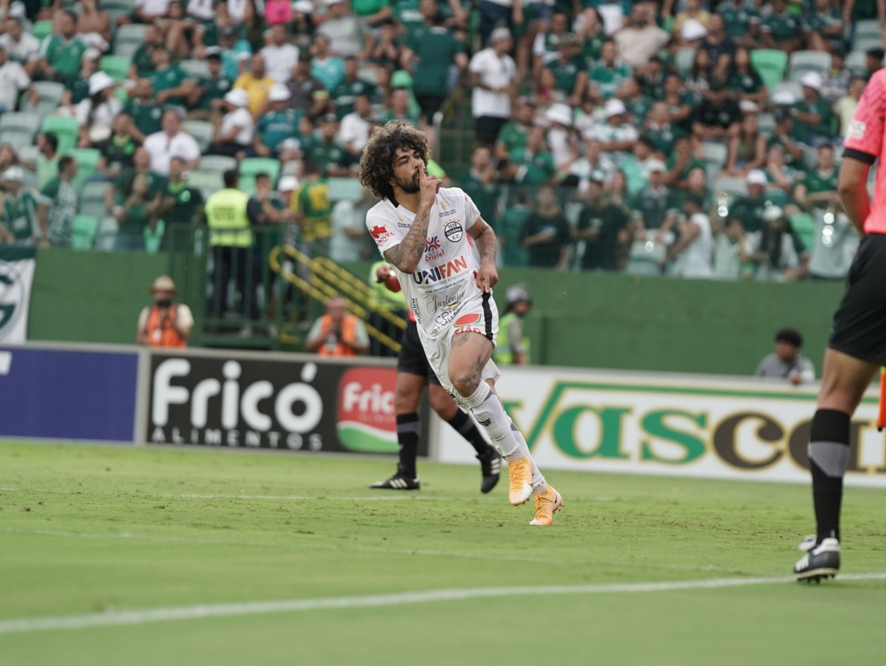 Luan do Goiânia provoca a torcida do Goiás após fazer gol de cavadinha nos pênaltis