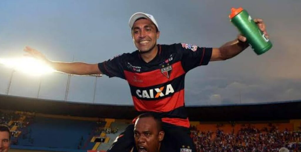 Lino comemorando o título do Goianão de 2014