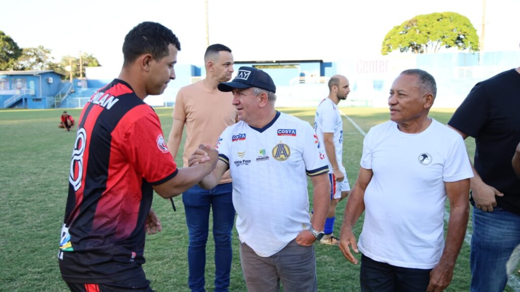 Prefeito de Aparecida, Vilmar Mariano, cumprimenta jogadores antes do início da partida