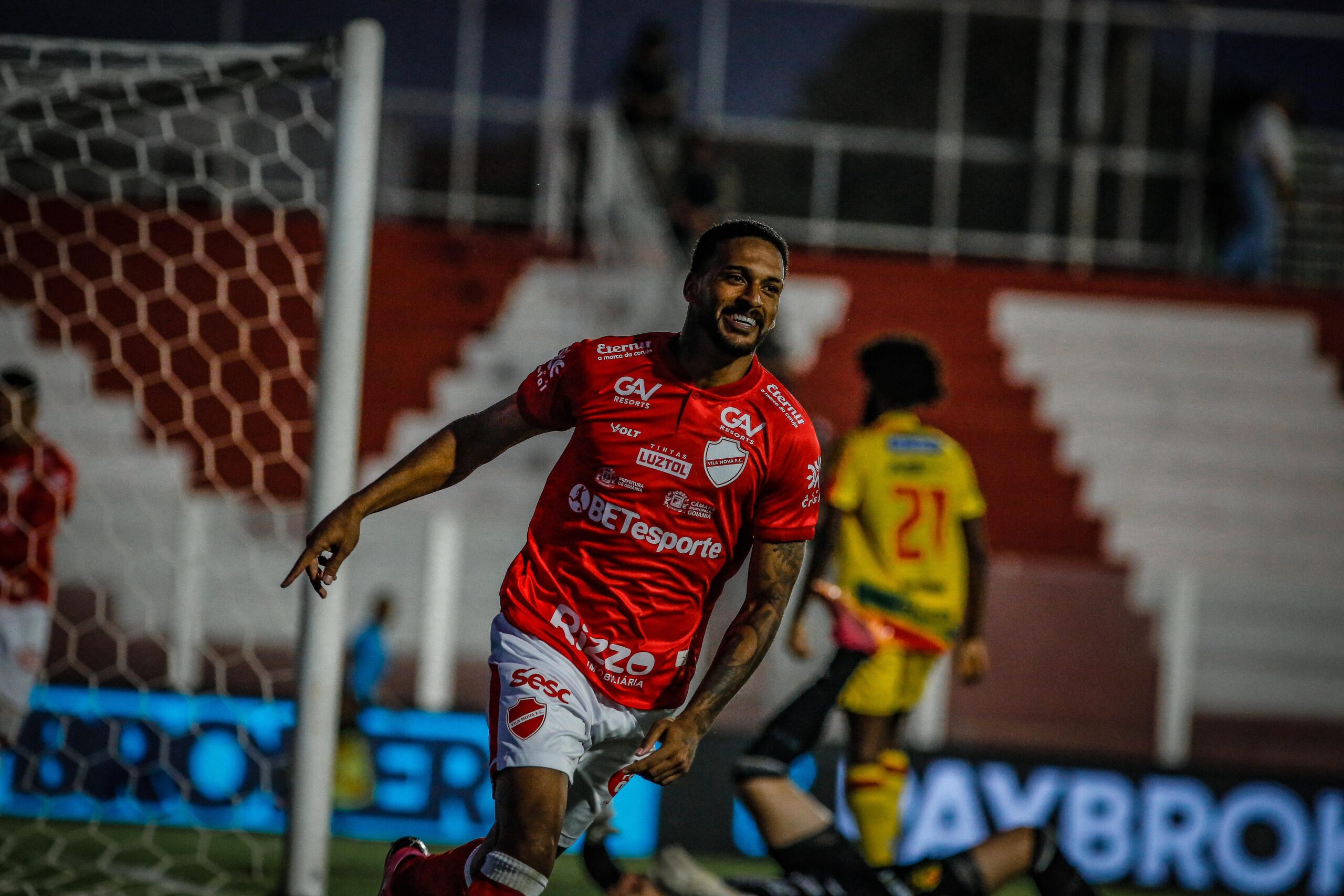 Júnior Todinho comemora o segundo gol do Vila Nova contra o Brusque