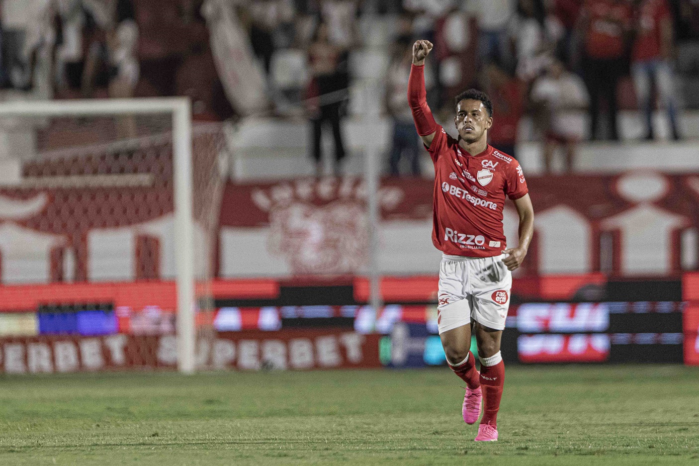 Juan Christian comemora um dos gols na vitória contra o Ceará