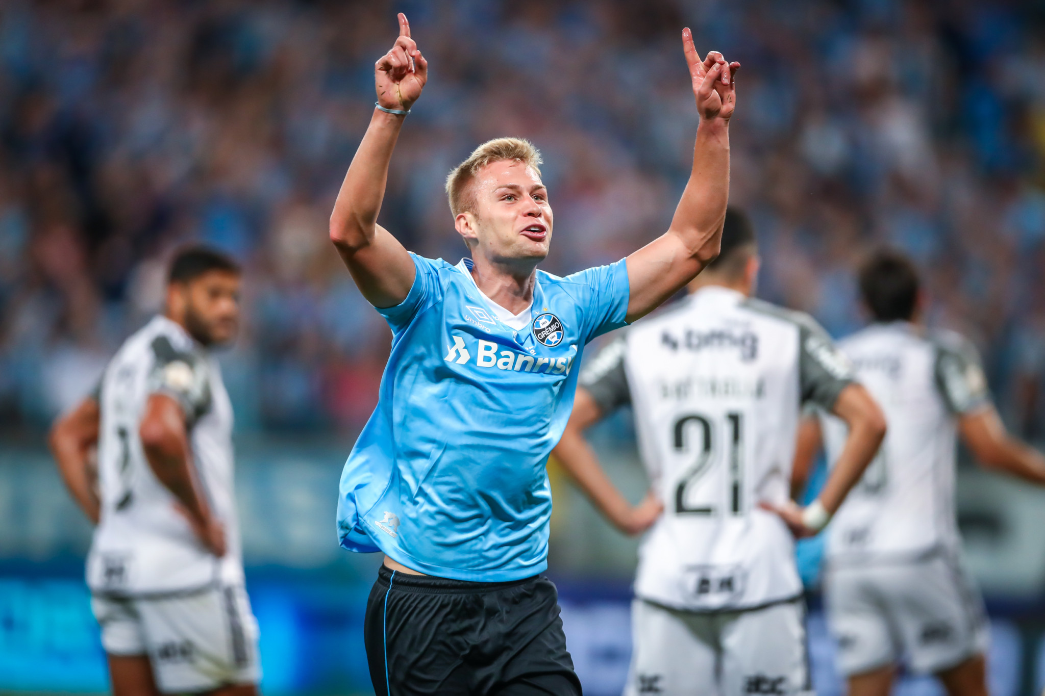 Atlético-GO contrata volante Ronald do Grêmio por empréstimo