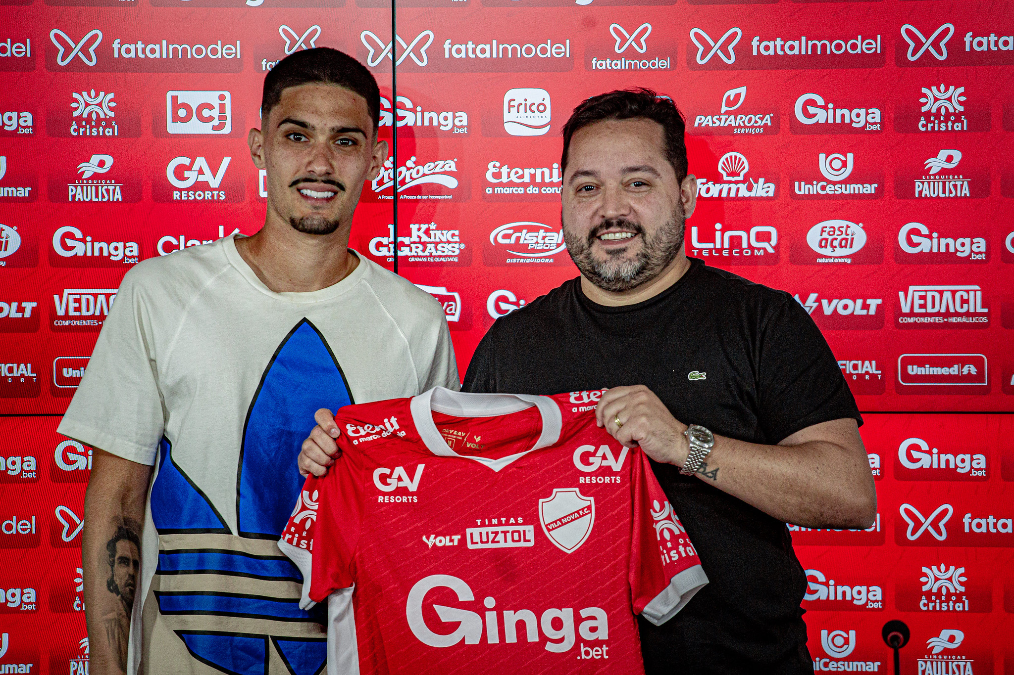 Enzo, filho de Fernandão, é apresentado no Vila Nova