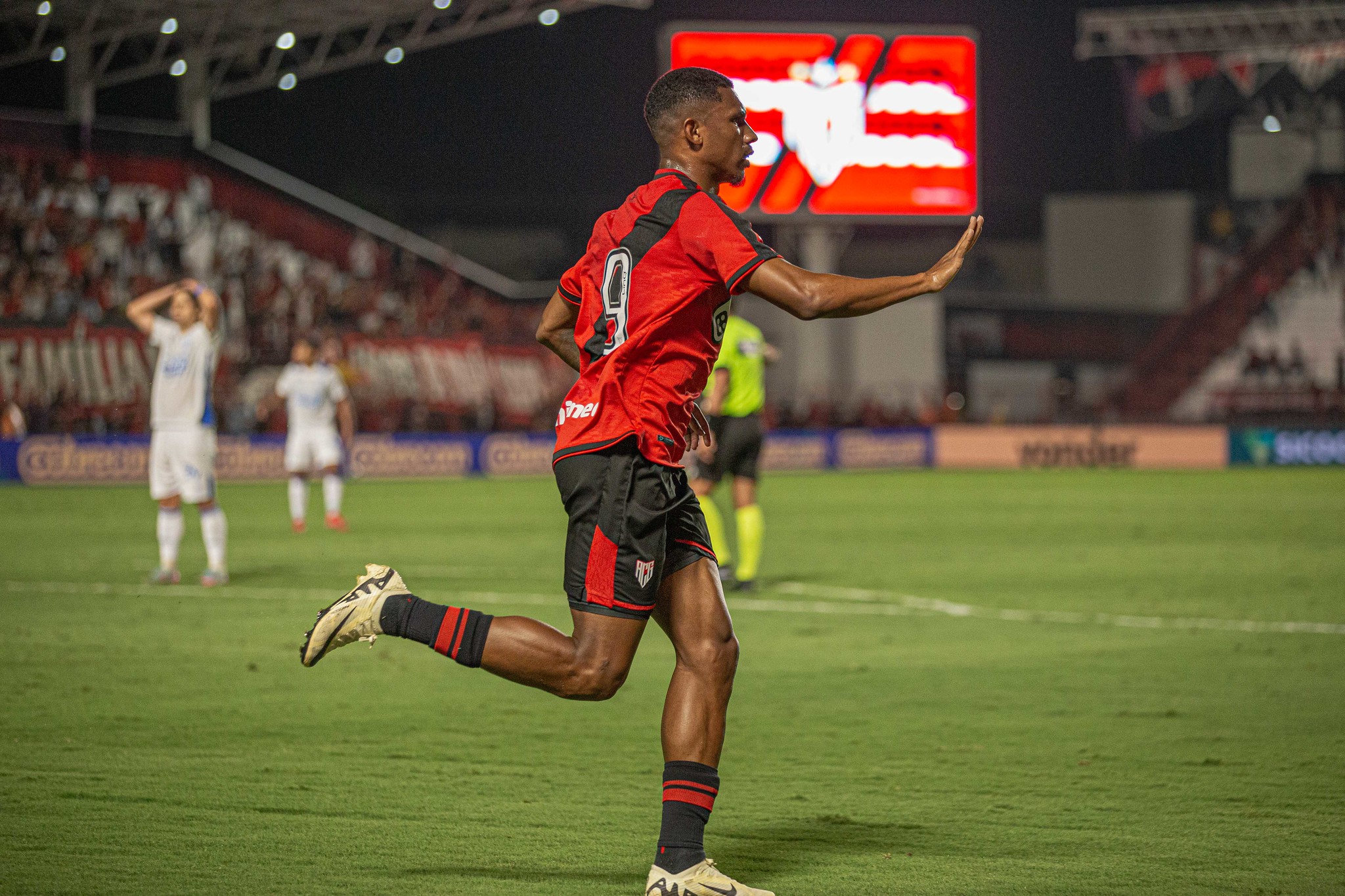 Lelê Fez os dois gols do Atlético-GO