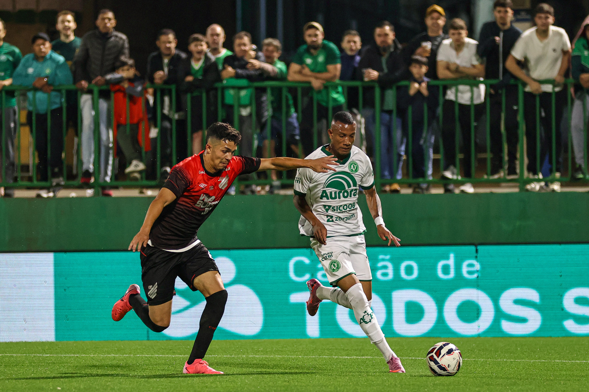 Athletico-PR vence a Chapecoense em Chapecó