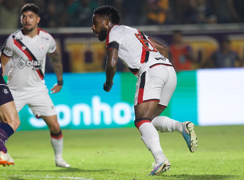 Atlético-GO vence o Remo em Belém