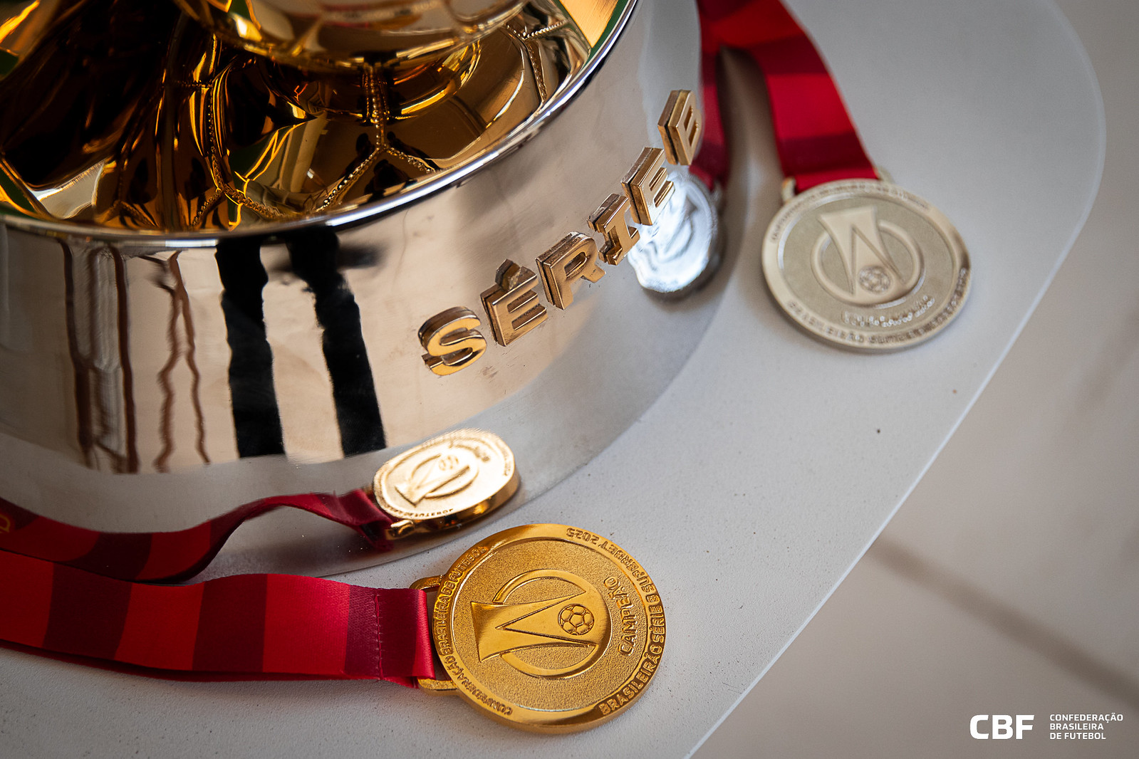 Troféu e medalhas para campeão e vice da Série B 2025