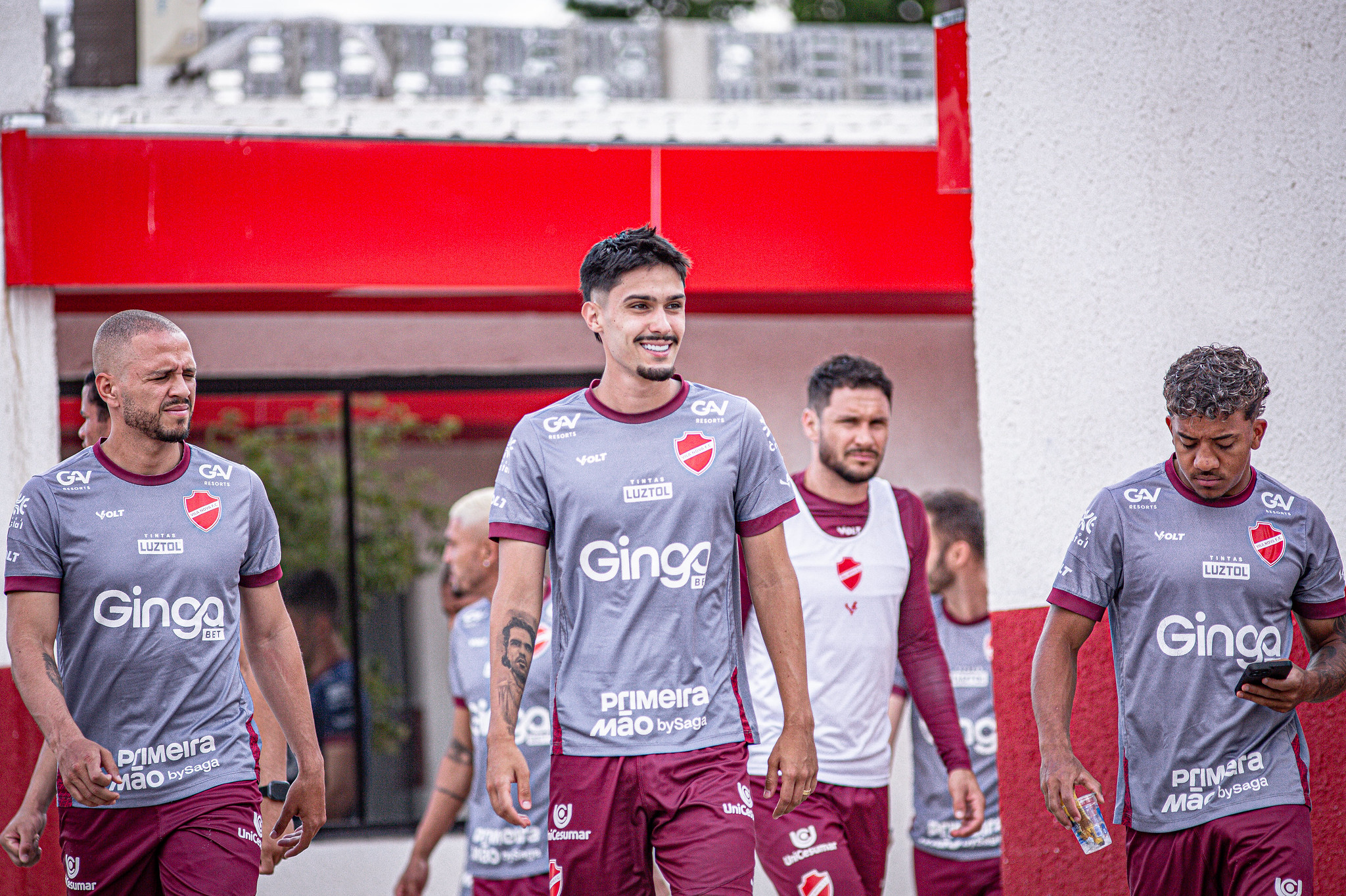 🔥 CRB x Vila Nova: duelo alvirrubro em Maceió, Tigre tenta reagir após sequência de vacilos e CRB sonha com milagre na Série B! ⚽🔴 1 Volante Enzo será uma das novidades do Vila Nova contra o CRB