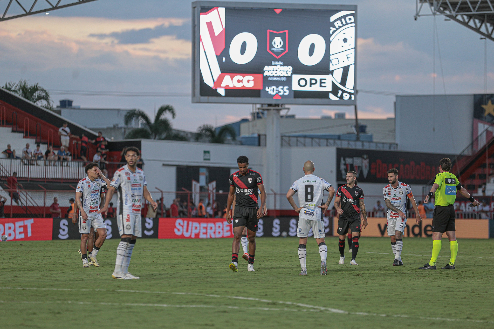 🚨 Atlético-GO 0x0 Operário-PR: Dragão acerta trave, Falha quase complica e Fantasma garante permanência matemática na Série B! ⚫🛡️ 1 Atlético-GO e Operário-PR ficam no 0 a 0 no Accioly em jogo morno