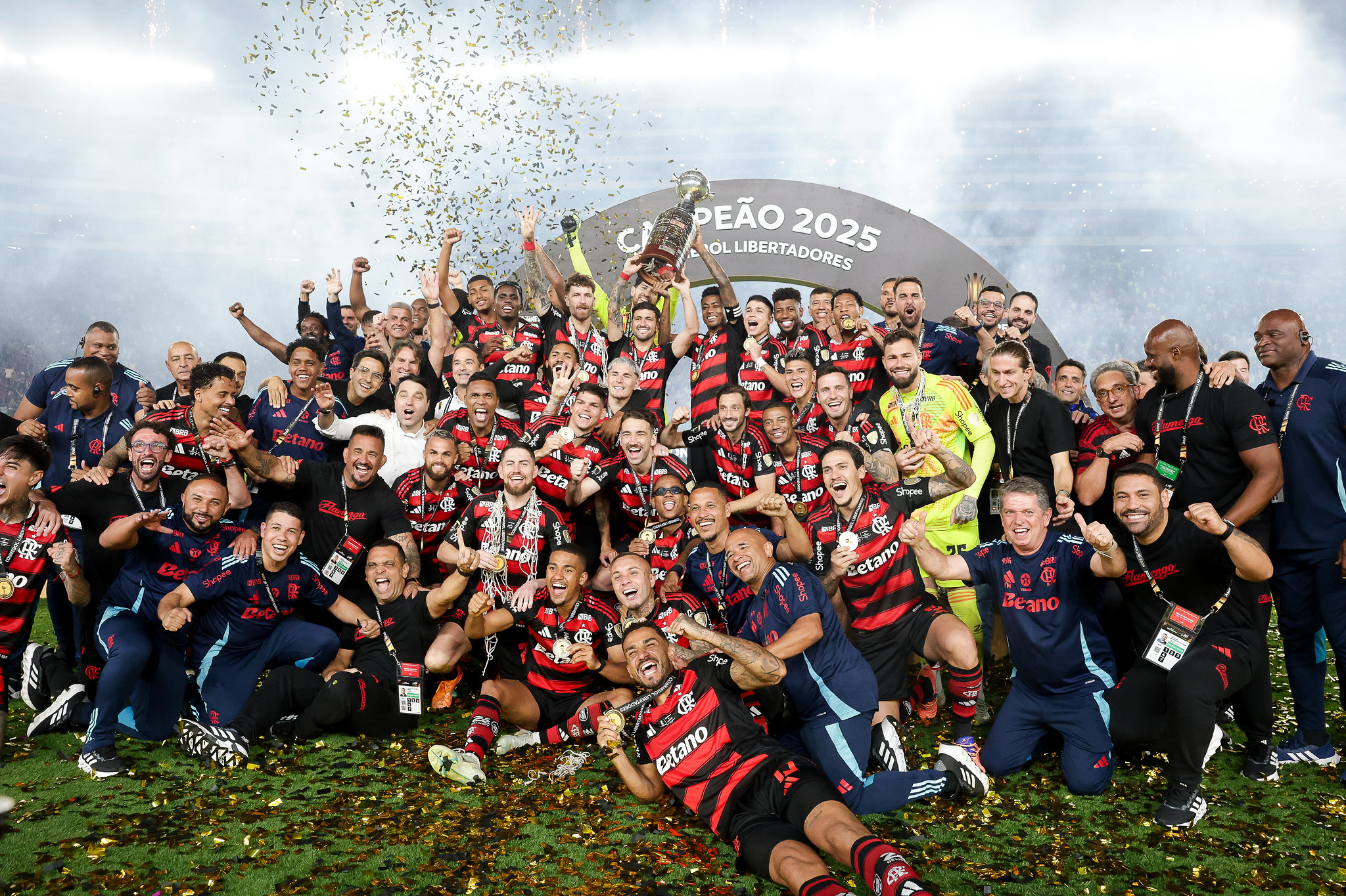 🔥 É tetra! Flamengo vence o Palmeiras e conquista a Libertadores 2025; trio com passagem pelo futebol goiano celebra título histórico 1 Flamengo é tetra da Libertadores