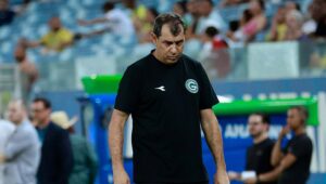 ​”Podemos e temos que jogar mais”, diz Carille após vitória sofrida do Goiás contra o Cuiabá