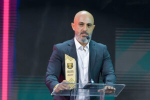 Rafael Guanaes, demitido pelo Dragão no estadual, é eleito o melhor técnico do Brasileirão 2025