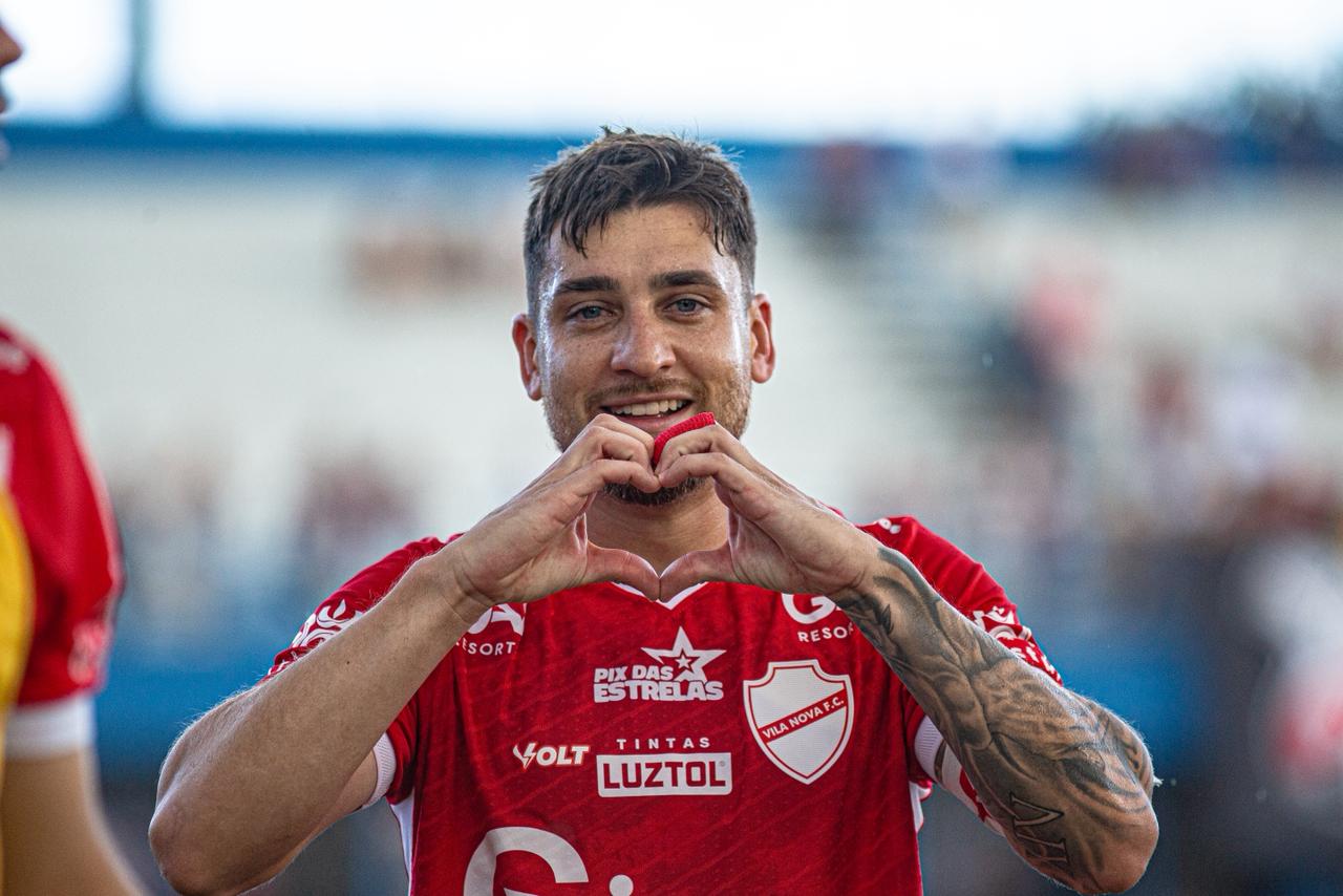 João Vieira, deu duas assistências e marcou um gol na vitória do Vila Nova