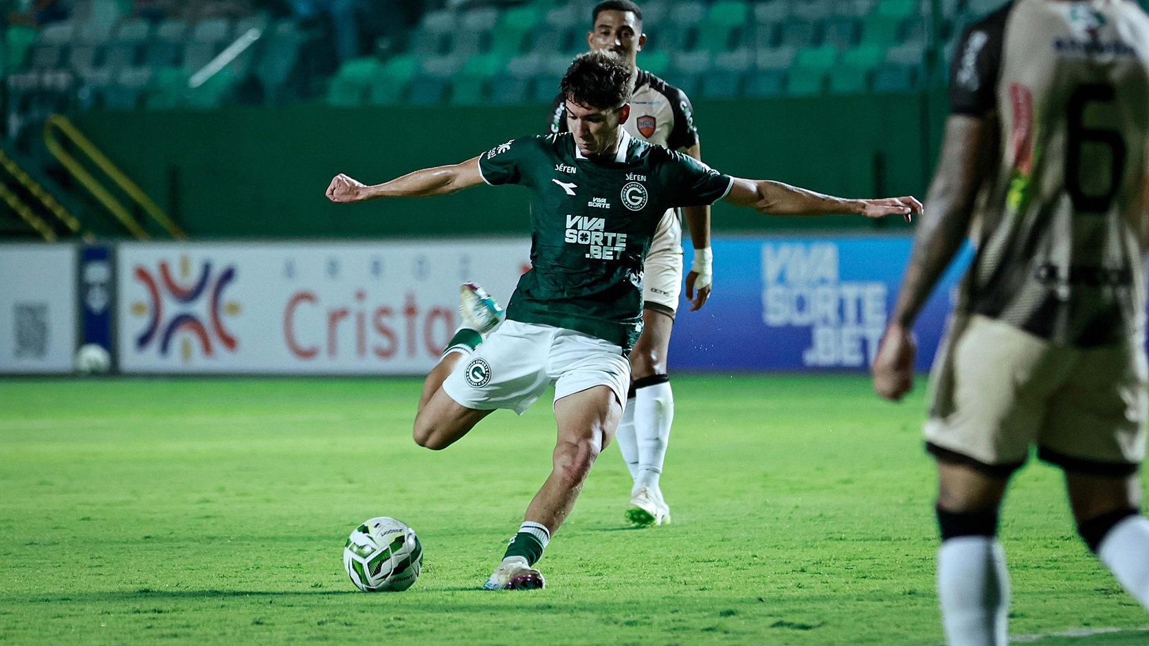 Lucas Rodrigues decide para o Goiás