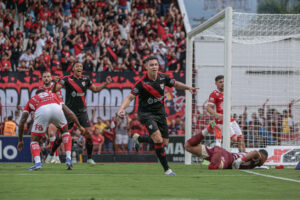 🚨 Atlético-GO x Vila Nova: Dragão domina o clássico, vence por 2 a 0 e abre vantagem na semifinal do Goianão!