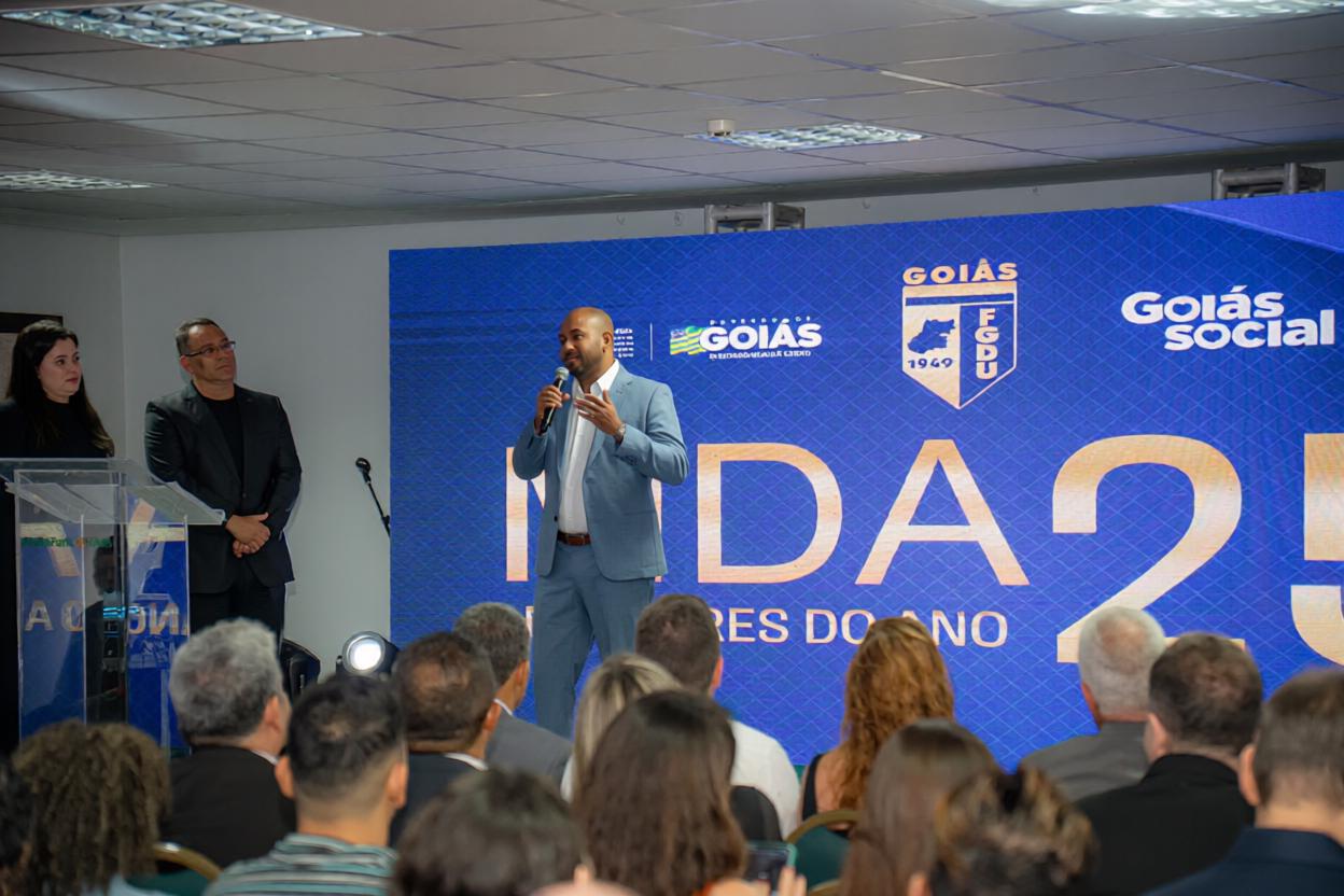 🏆 FGDU premia os melhores do esporte universitário no Troféu Eficiência 2025 1 Presidente da FGDU Lusimar Santos durante a entrega do Troféu Eficiência 2025